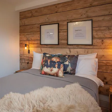 Higgihaus Cabot Mews #25 Fantastic *