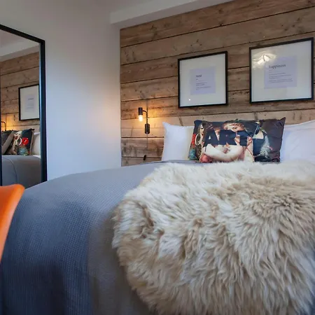 Higgihaus Cabot Mews #25 Fantastic * Bristol