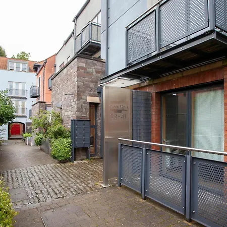 Higgihaus Cabot Mews #25 Fantastic * Bristol