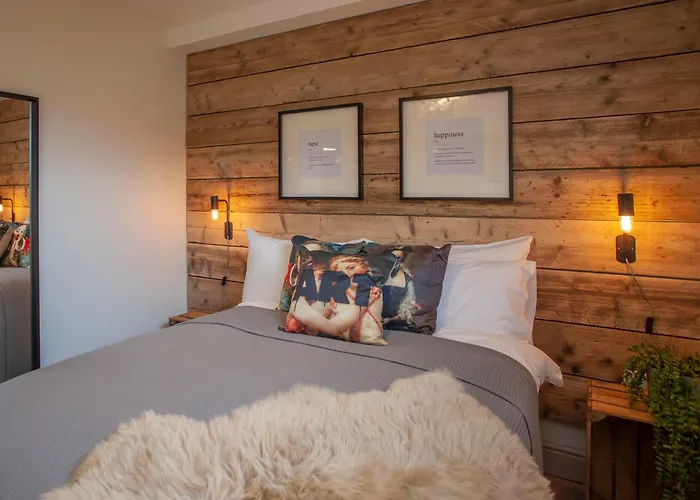 Higgihaus Cabot Mews #25 Fantastic *