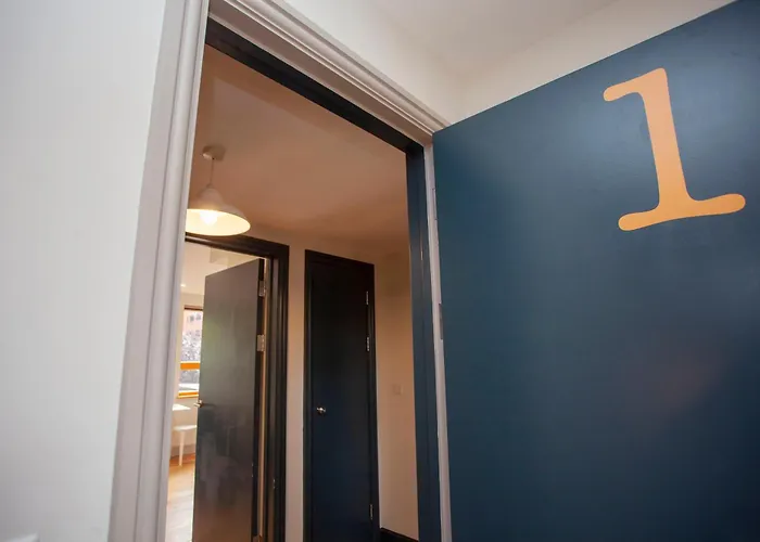 Higgihaus Cabot Mews #25 Fantastic Bristol