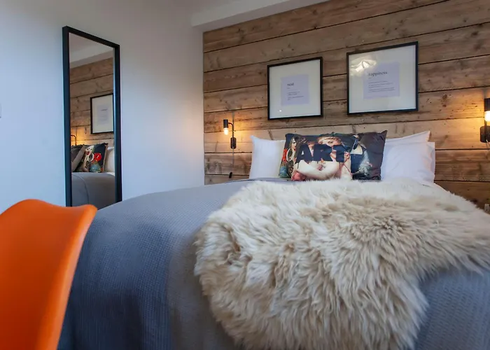 Higgihaus Cabot Mews #25 Fantastic * Bristol