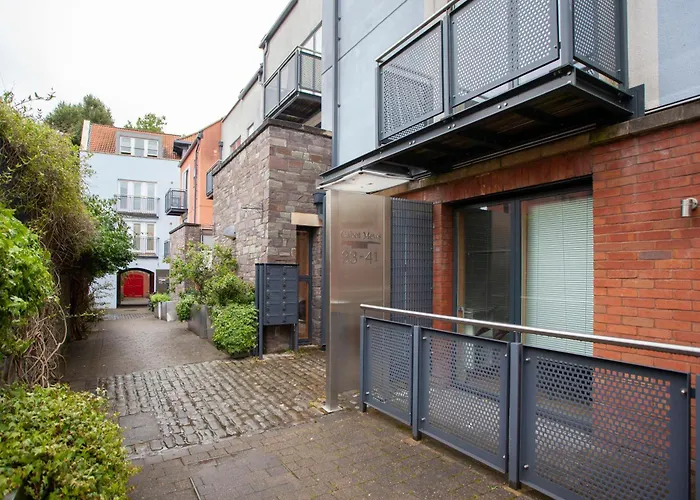 Higgihaus Cabot Mews #25 Fantastic * Bristol